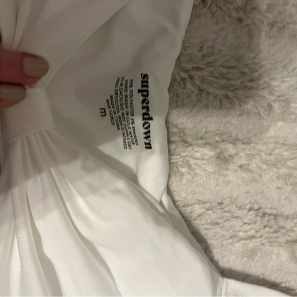 Superdown revolve bikini comes with L and M bottoms - Picture 4 of 5